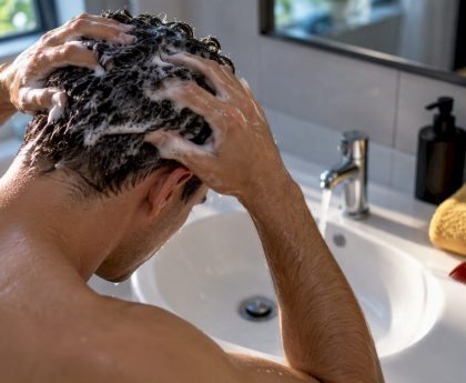 Hands washing hair during a cleansing session